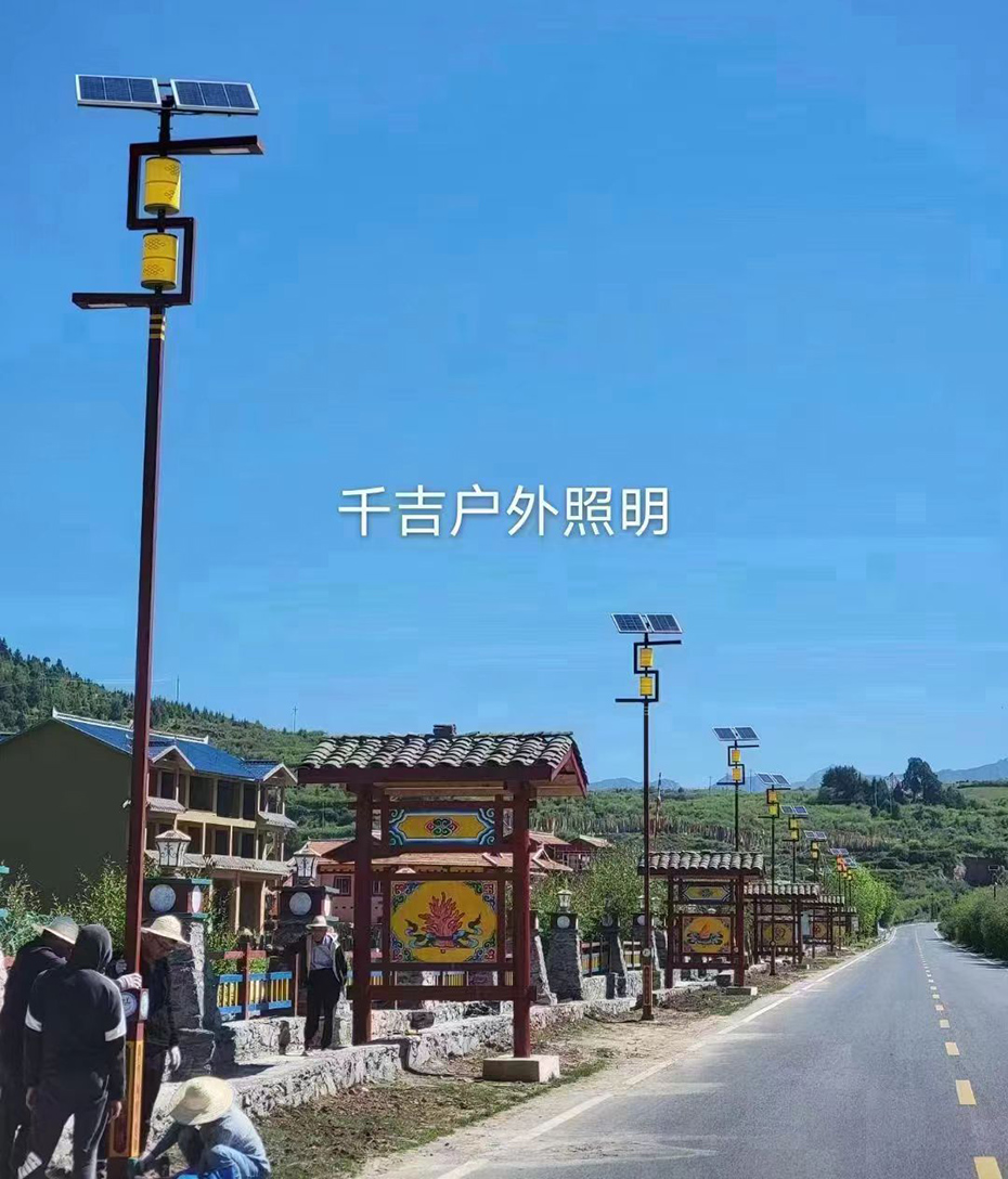 公路路燈為什么經(jīng)常只有一邊？